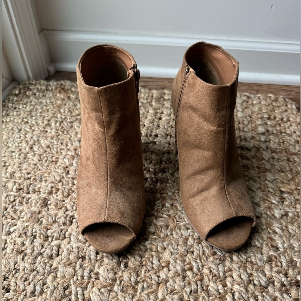 Quipid peep toe ankle bootie tan brown size 9 Aprox 3” heel
